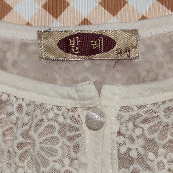 White and Cream lace shawl - Picture 4 of 4